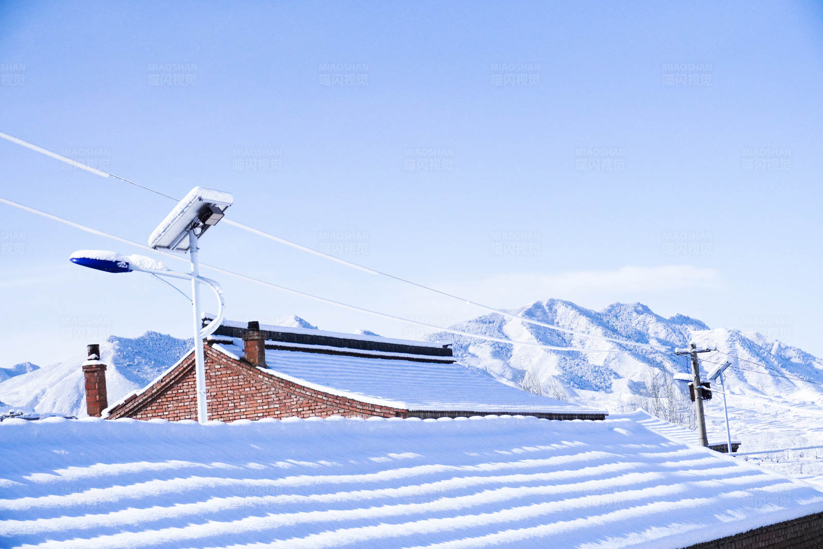 雪地屋顶的冬日景象图片