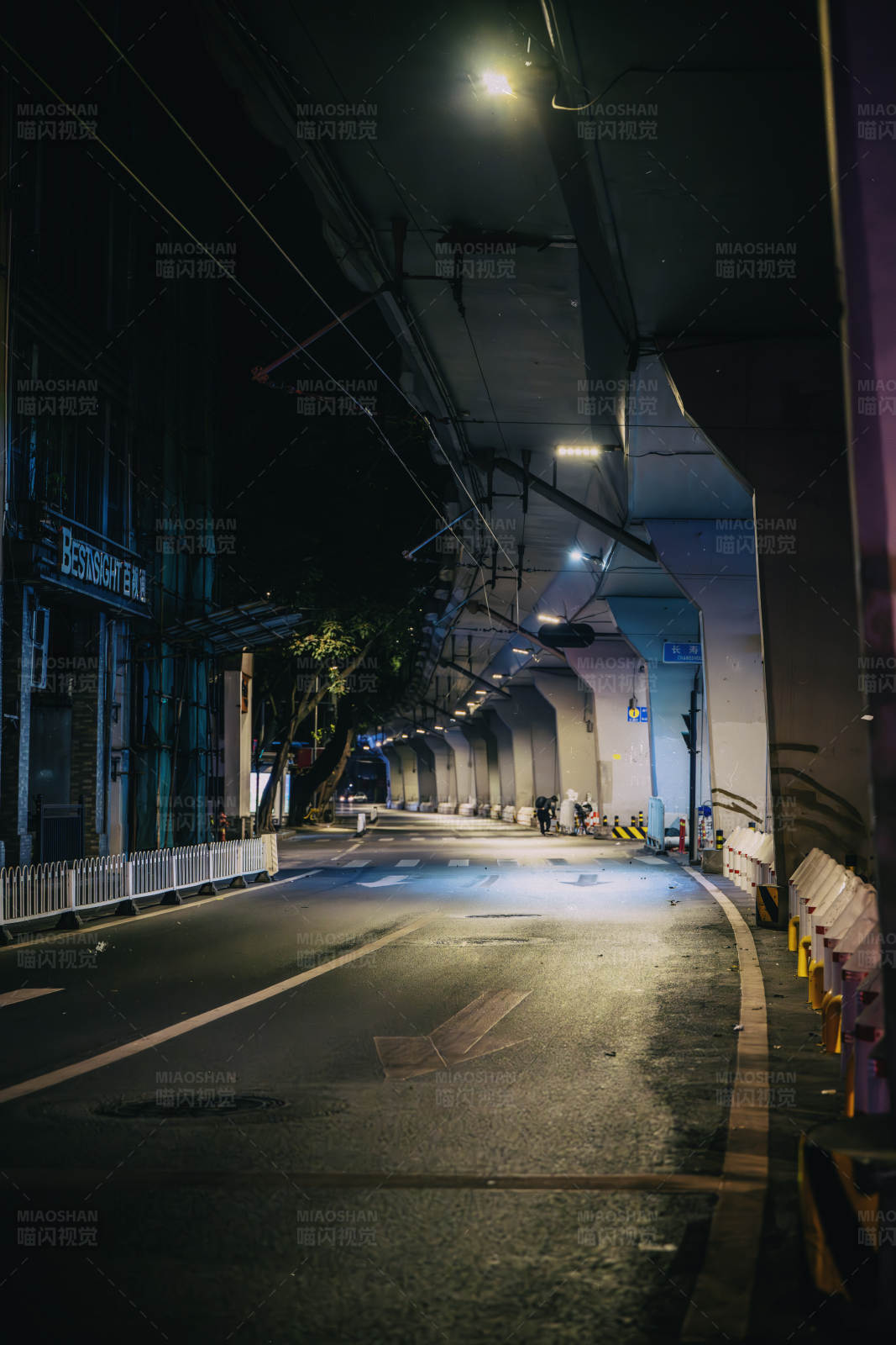 夜幕下的城市街道图片