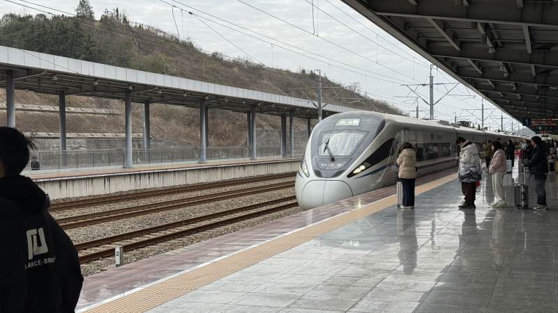 高铁进站瞬间图片