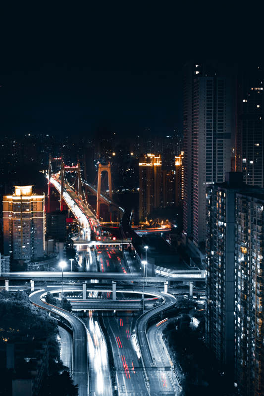 夜幕下的城市桥梁图片
