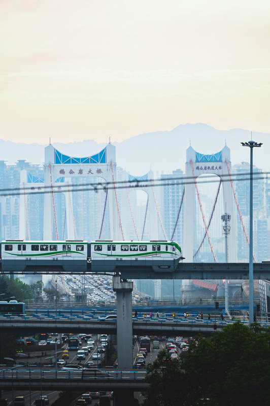轻轨与桥梁图片