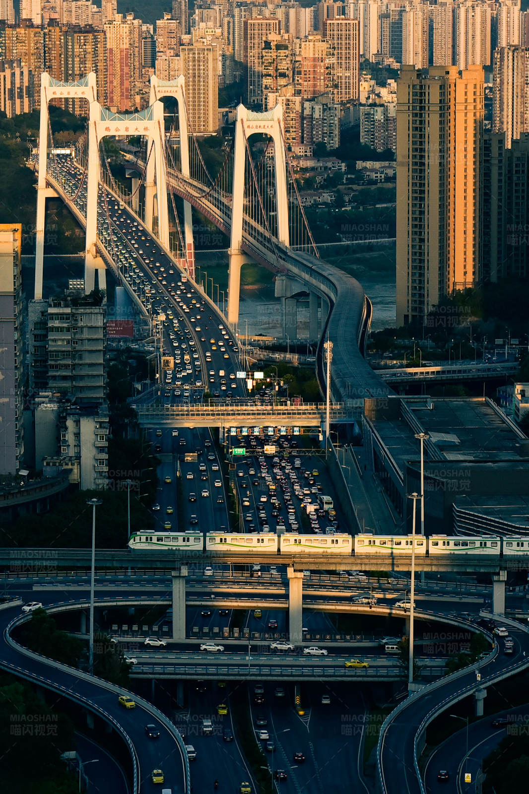 城市立交桥与轨道交通图片