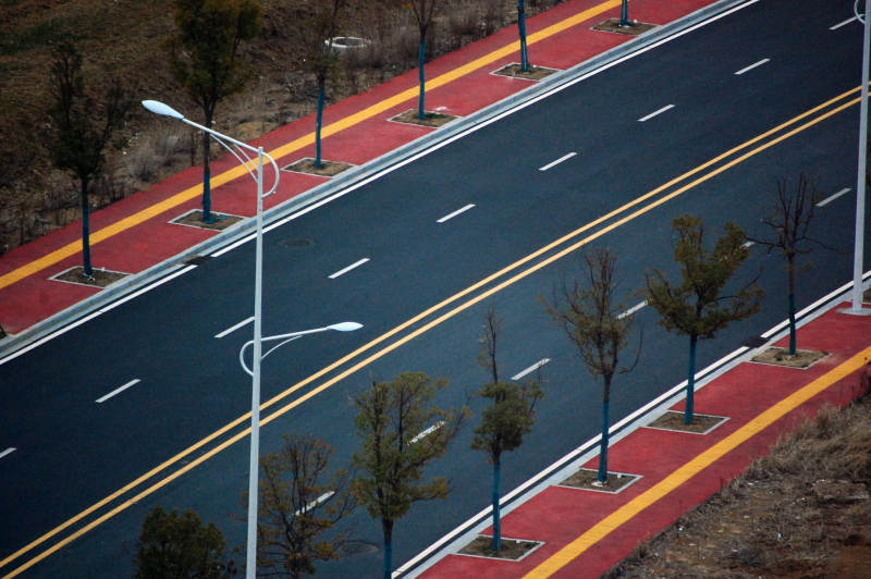 空旷公路与红侧道图片