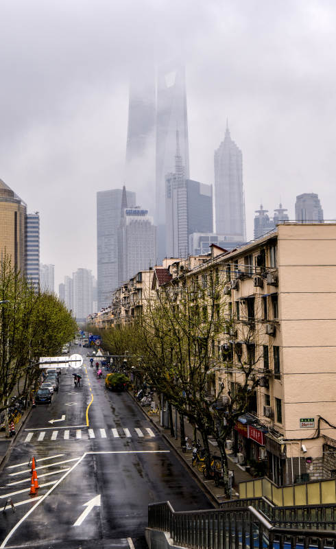 雨中城市街道图片