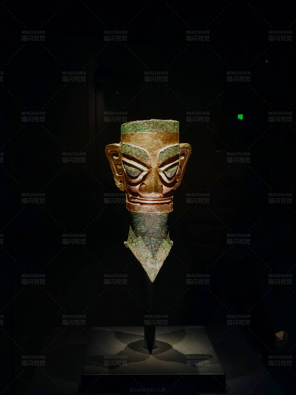 青铜面具展示图片
