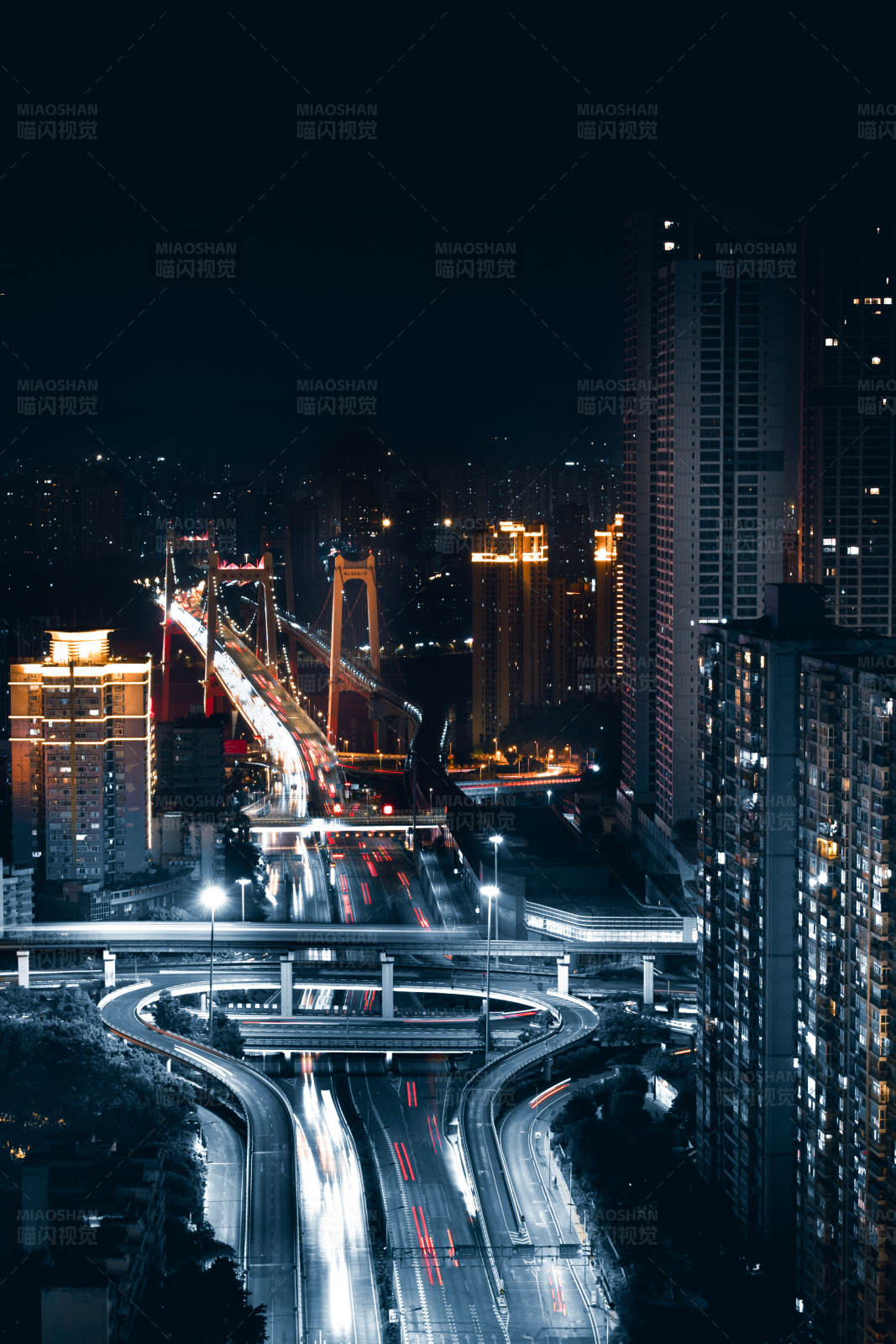 夜幕下的城市桥梁图片