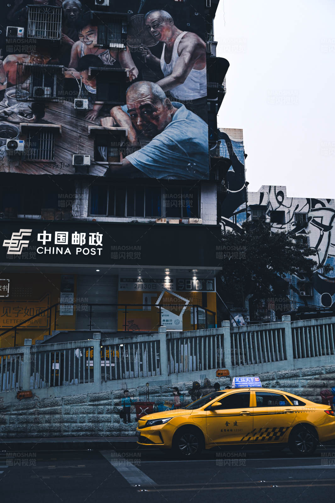 城市壁画与出租车图片