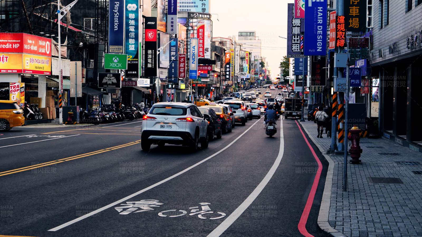 城市街道的繁忙景象图片