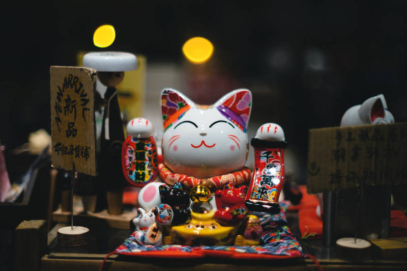 招财猫夜市灯光图片
