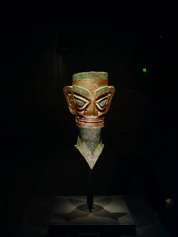 青铜面具展示图片