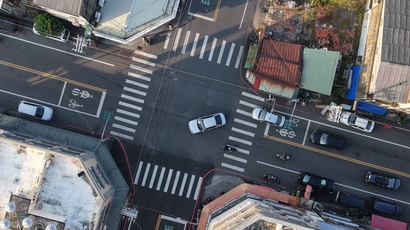 十字路口的繁忙交通图片