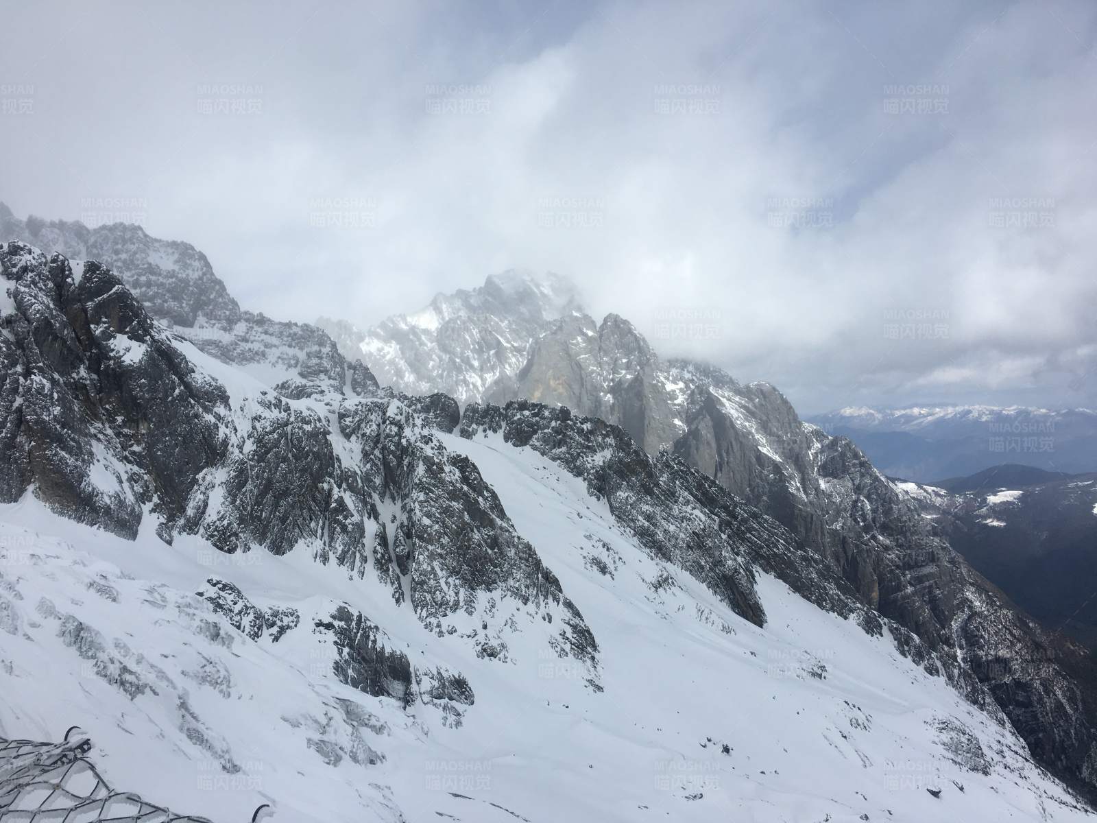 雪覆群山 云雾缭绕图片