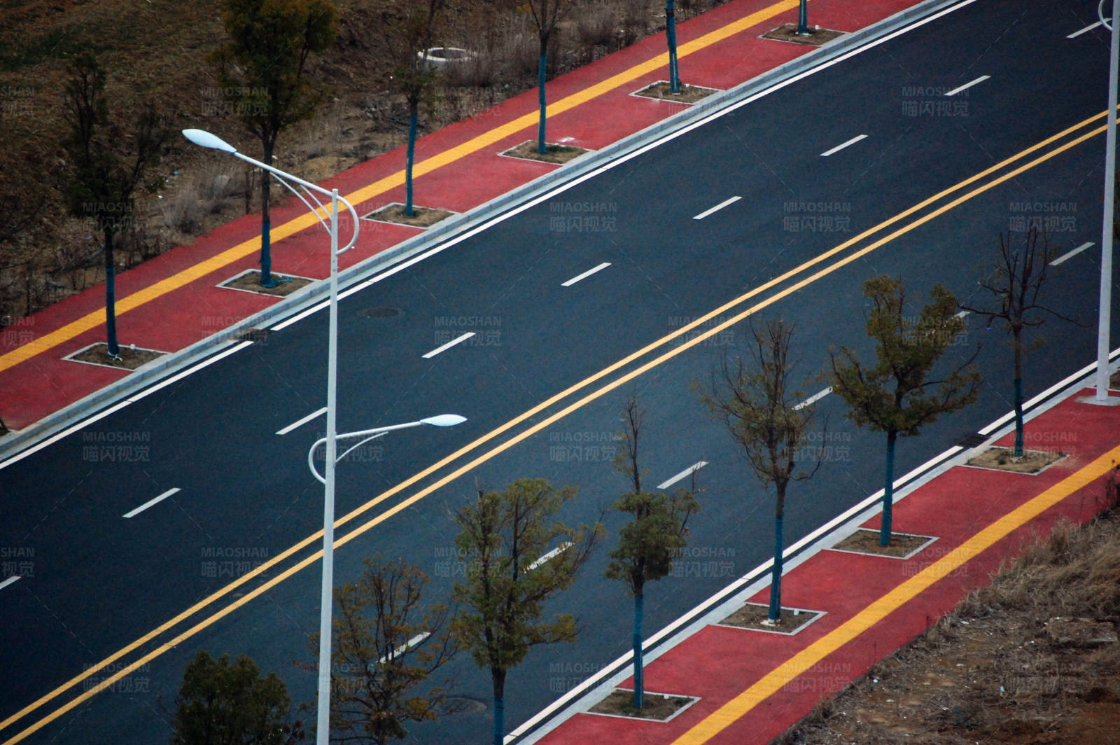 空旷公路与红侧道图片