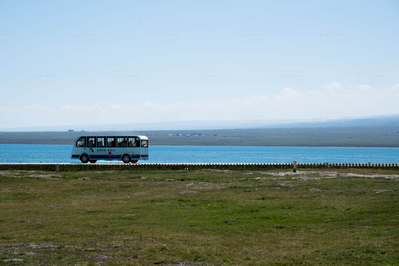 湖畔独行的小巴士图片