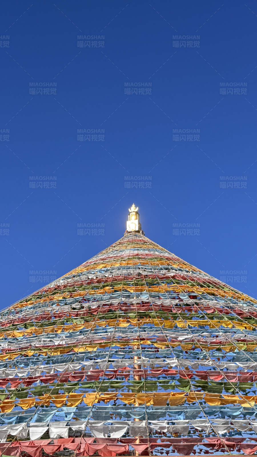 彩色经幡覆盖的佛塔图片