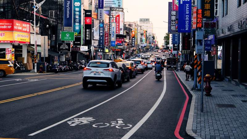 城市街道的繁忙景象图片