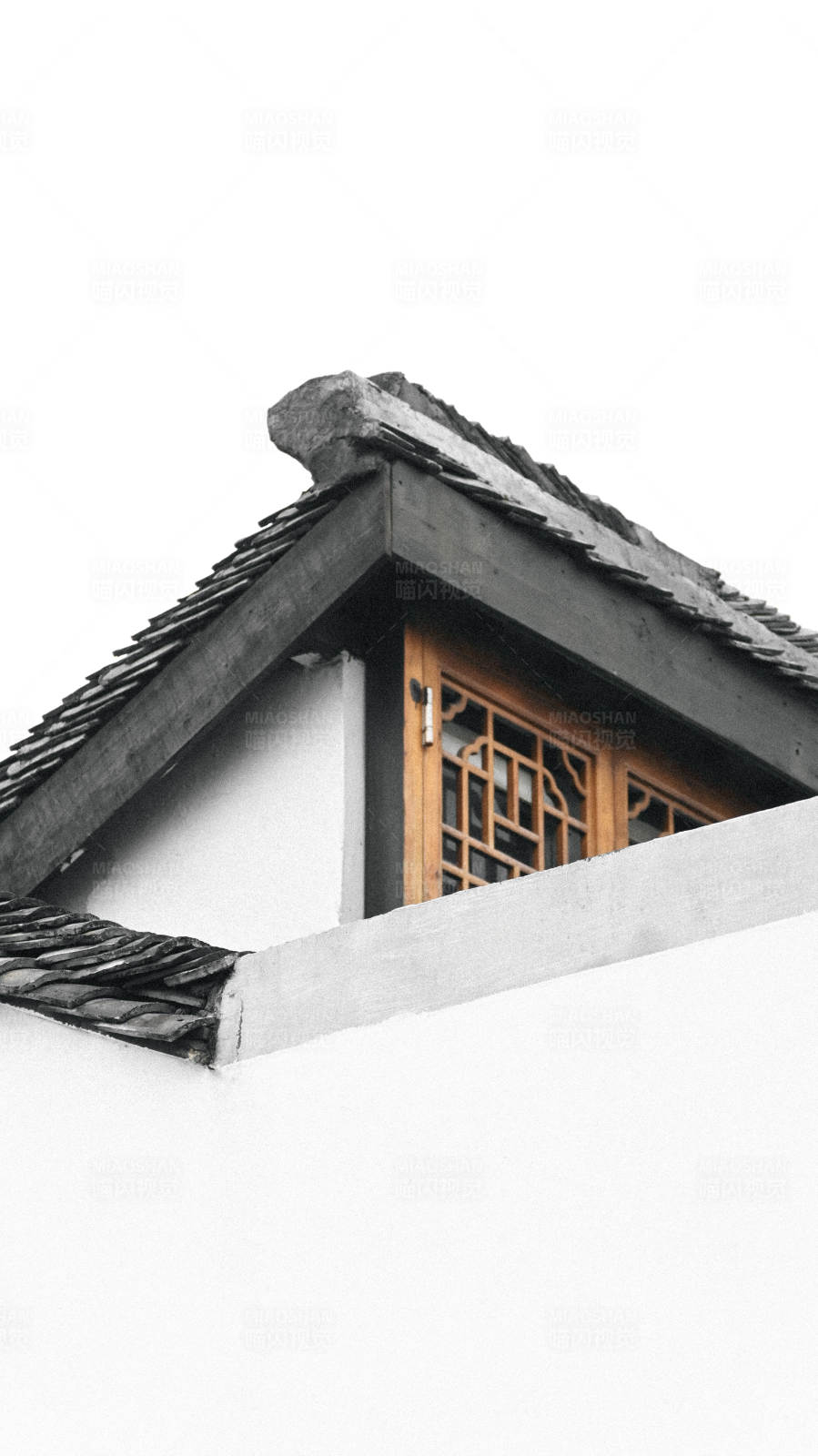 古建筑的屋顶与窗户图片