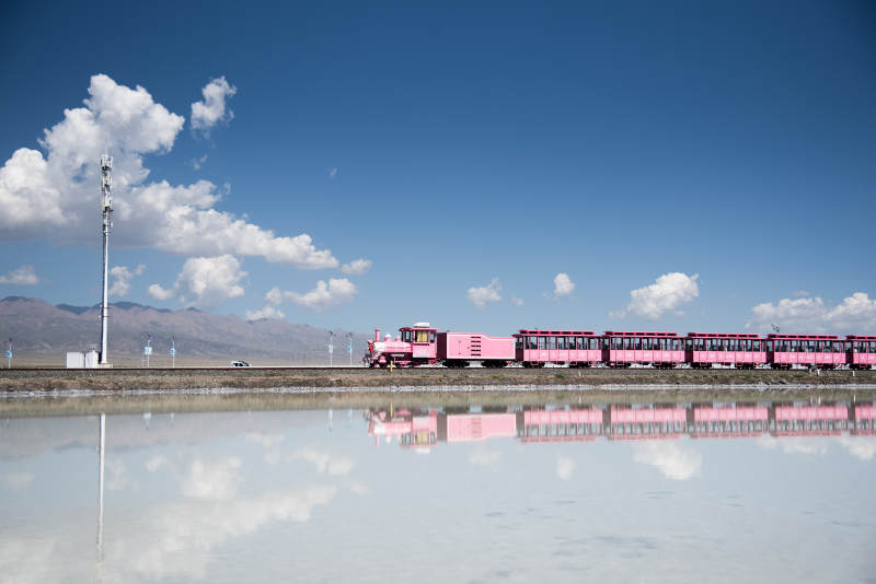 茶卡盐湖的小火车图片