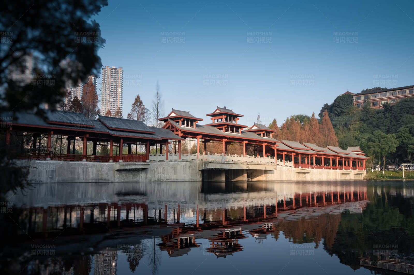 湖畔古建筑倒影图片