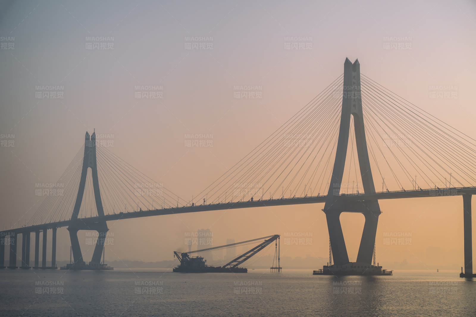 日出时湛江海湾大桥图片