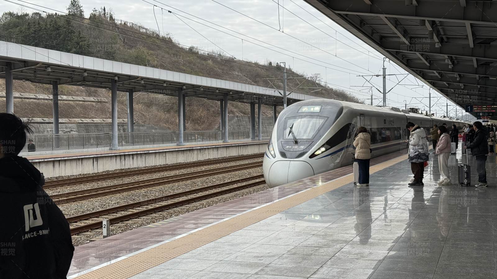 高铁进站瞬间图片