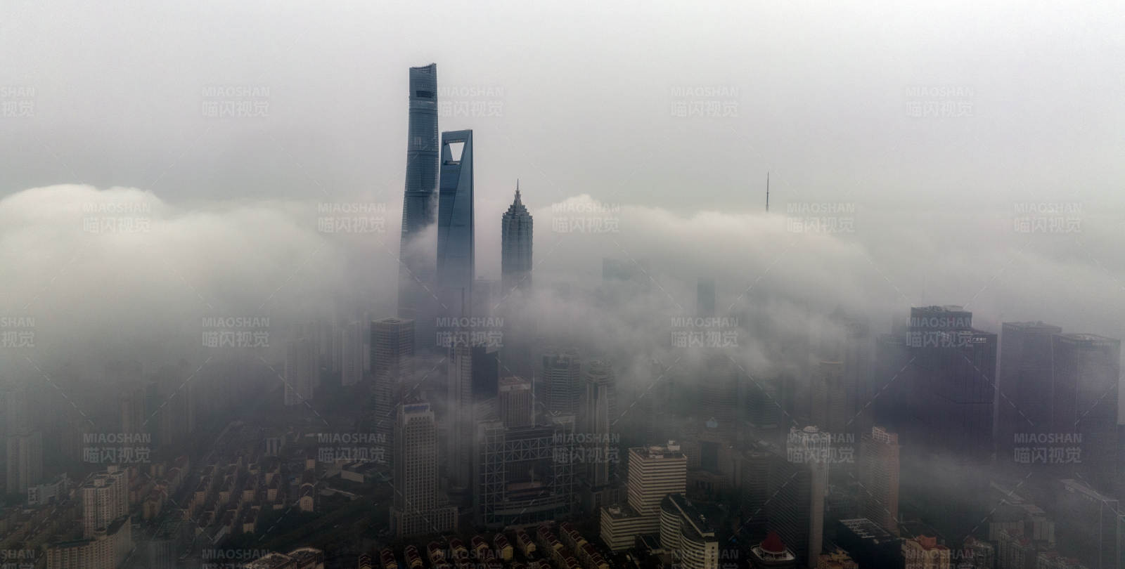 云雾中的城市天际线图片