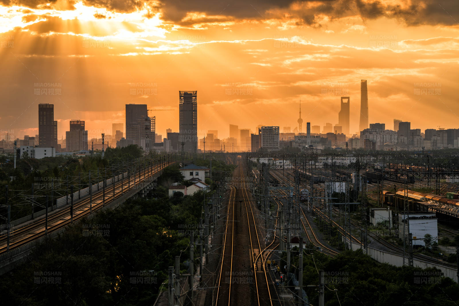 夕阳下的城市铁路图片