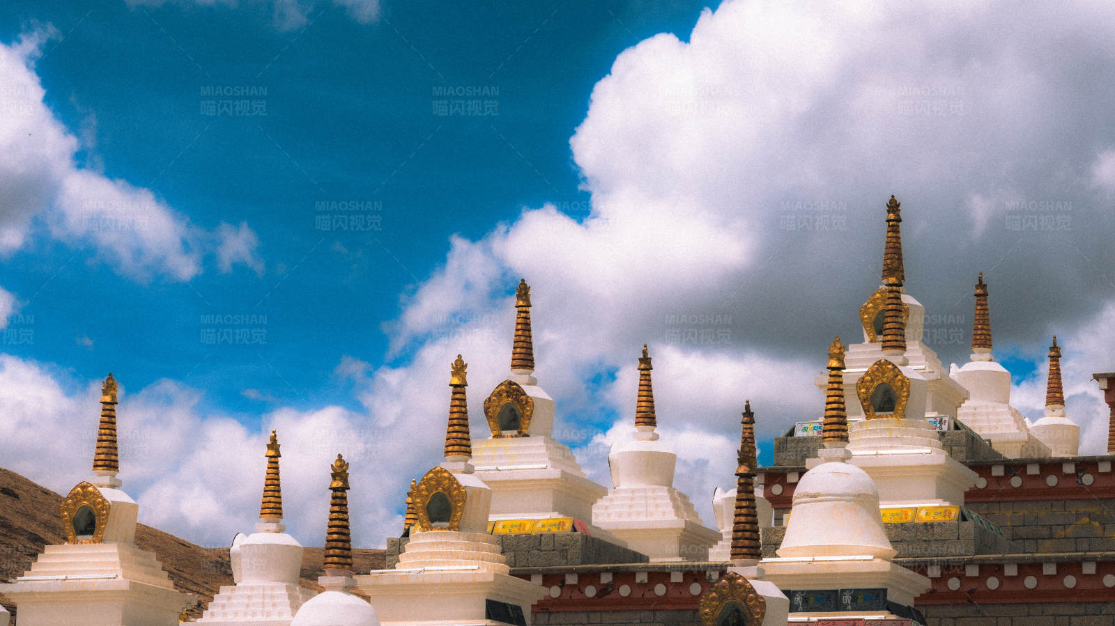 藏地佛塔群图片