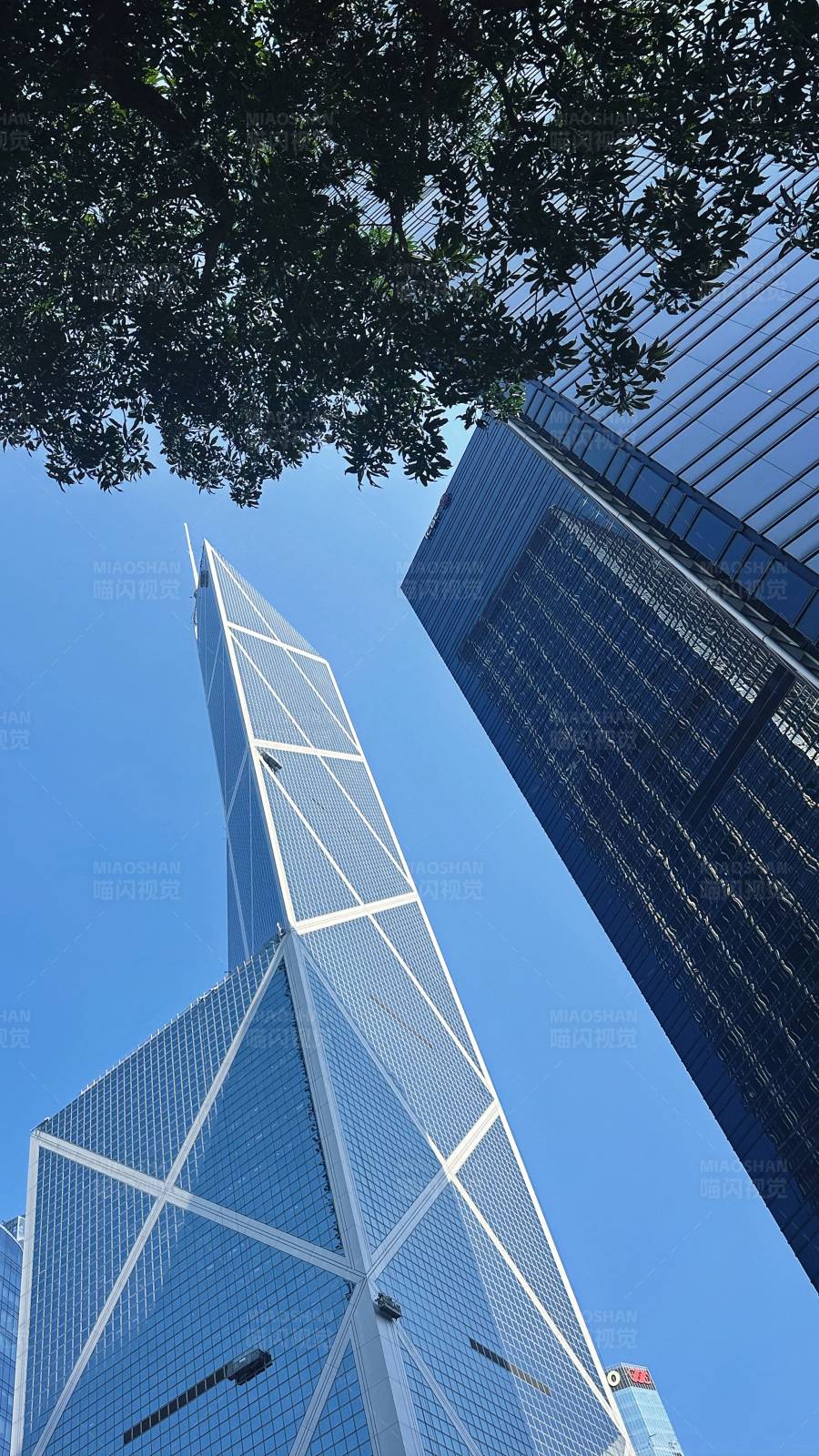 香港的中银大厦与邻楼图片