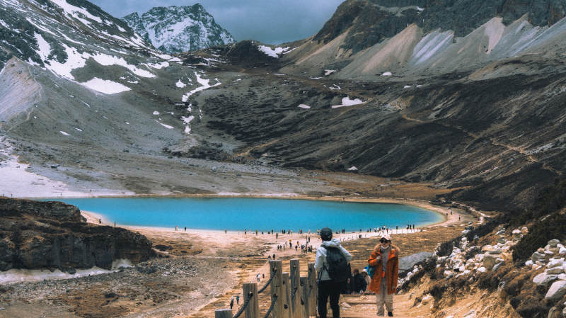 高山湖畔游人如织图片