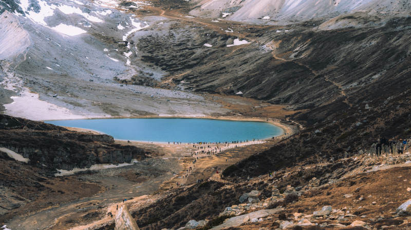 高山湖畔的宁静美景图片