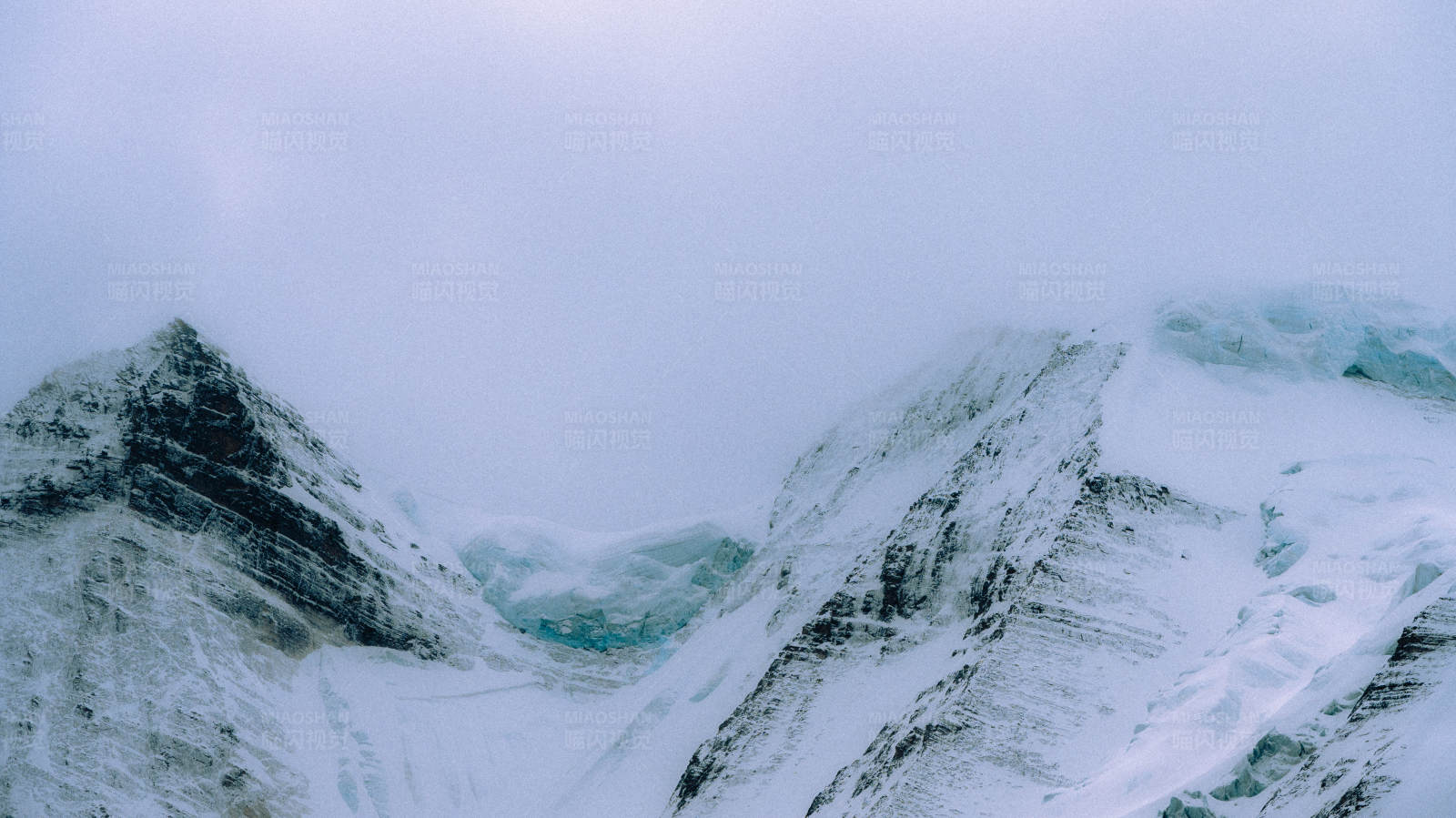 雪覆山巅 寒风凛冽图片