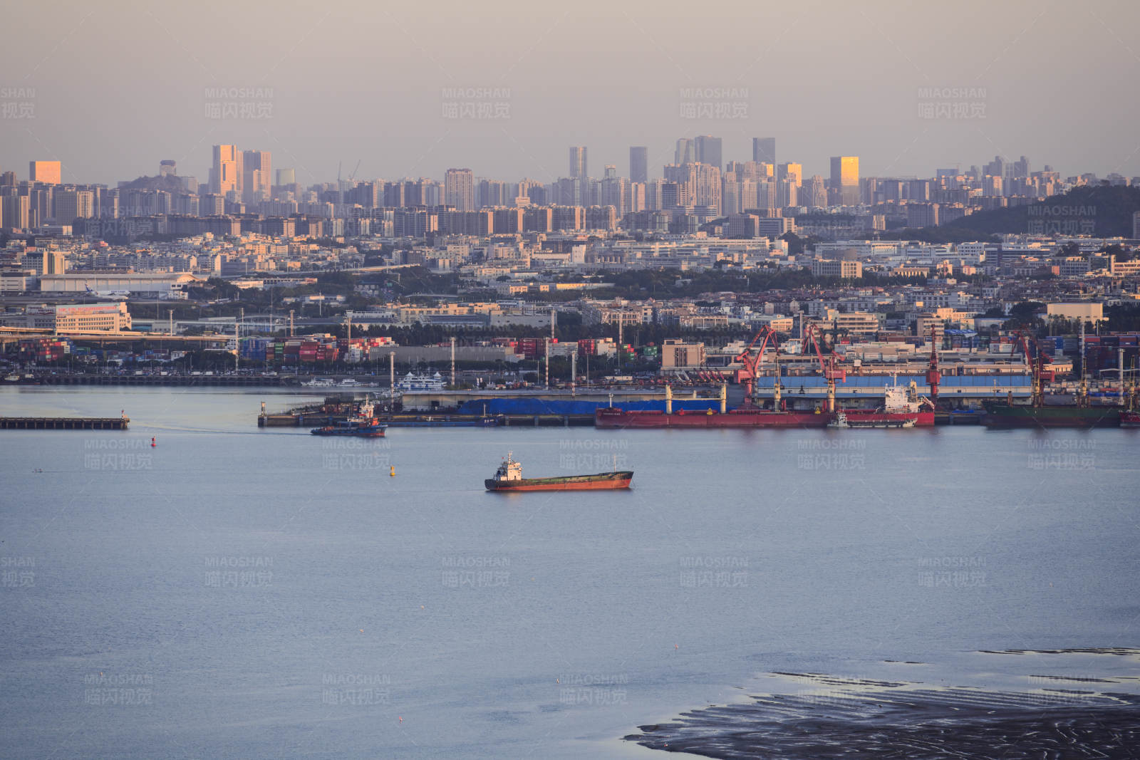 城市天际线与港口图片