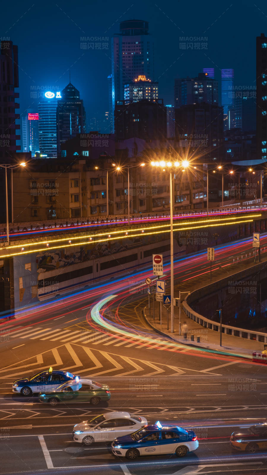 夜幕下的城市交通图片