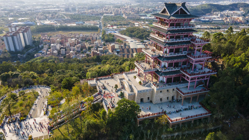 山巅古塔俯瞰城市图片
