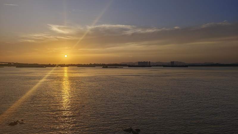 夕阳映照海面图片