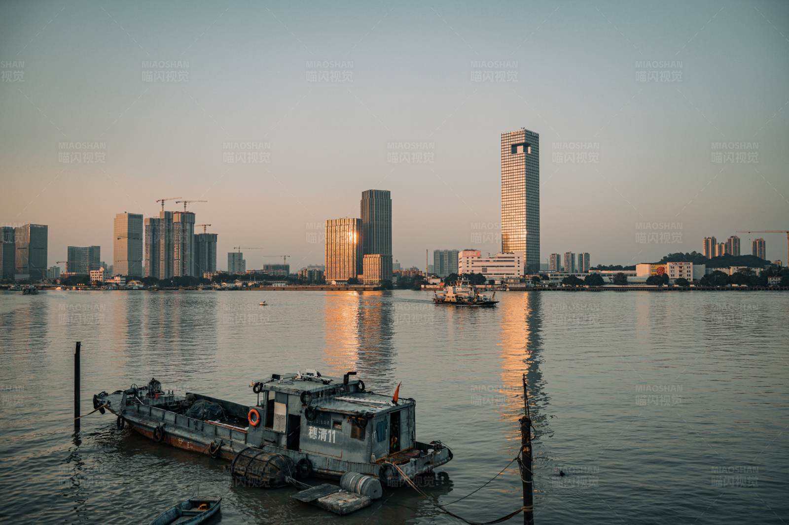夕阳下的城市河景图片