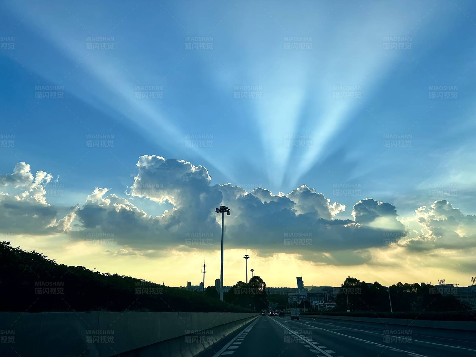 阳光穿透云层照耀道路图片