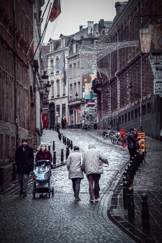 比利时冬日老城的街头图片