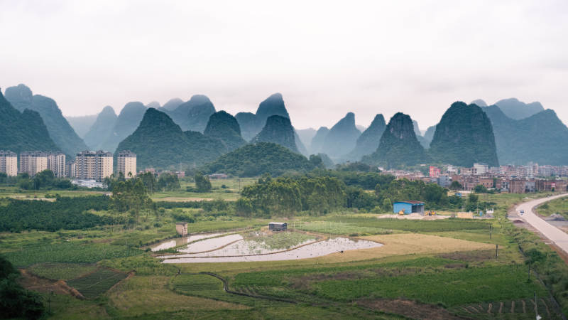 喀斯特地貌与田园风光图片