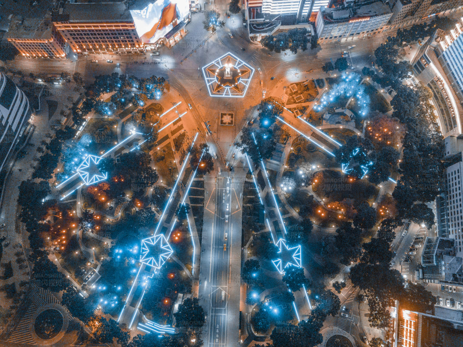 夜空下的城市灯光秀-珠海天环广场图片