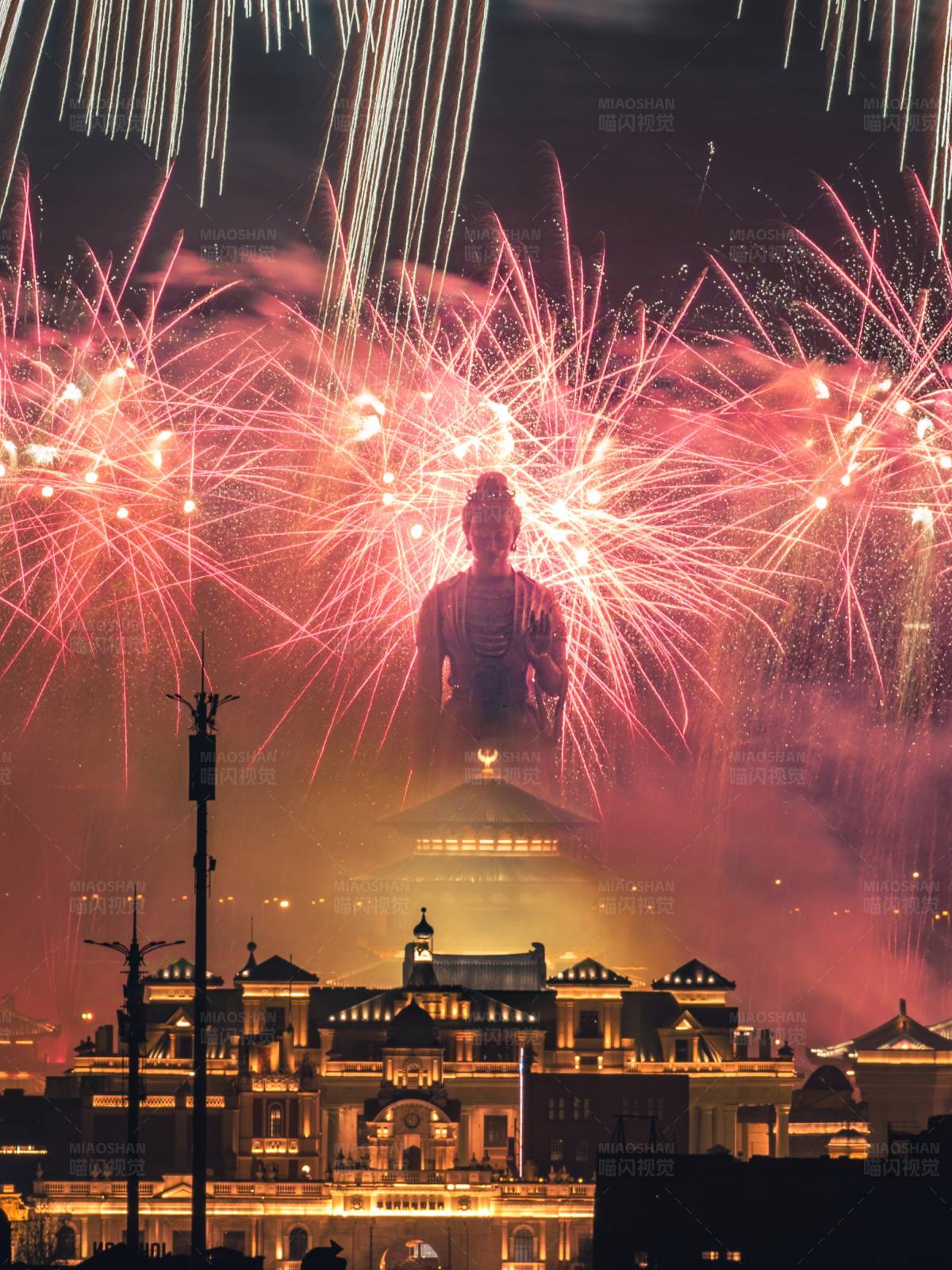 佛光普照 烟花绽放图片