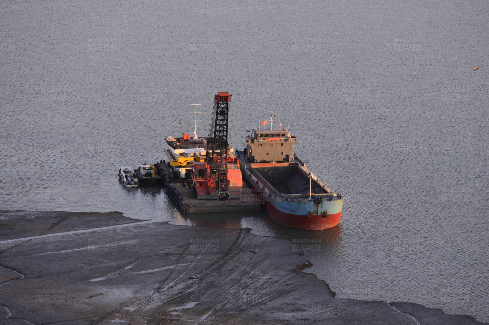 港口船只作业图片