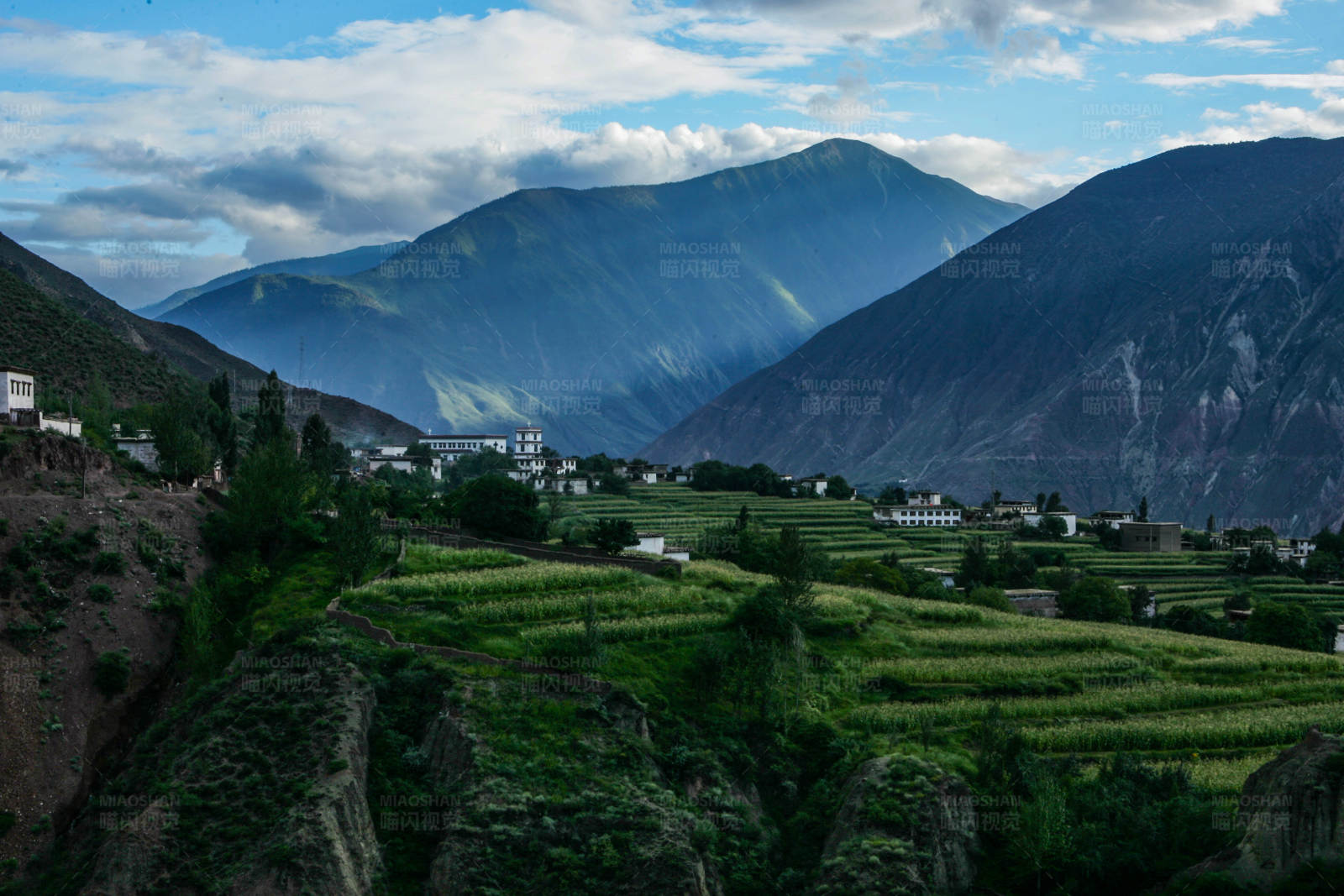 山谷梯田与村庄 (西藏芒康)图片