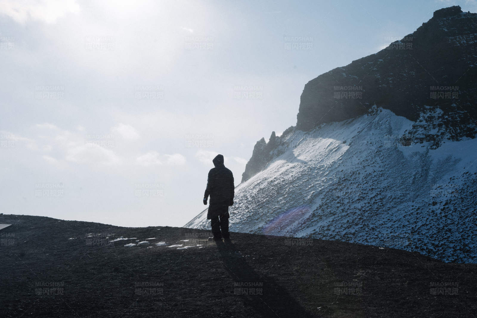 火山孤影雪山行图片