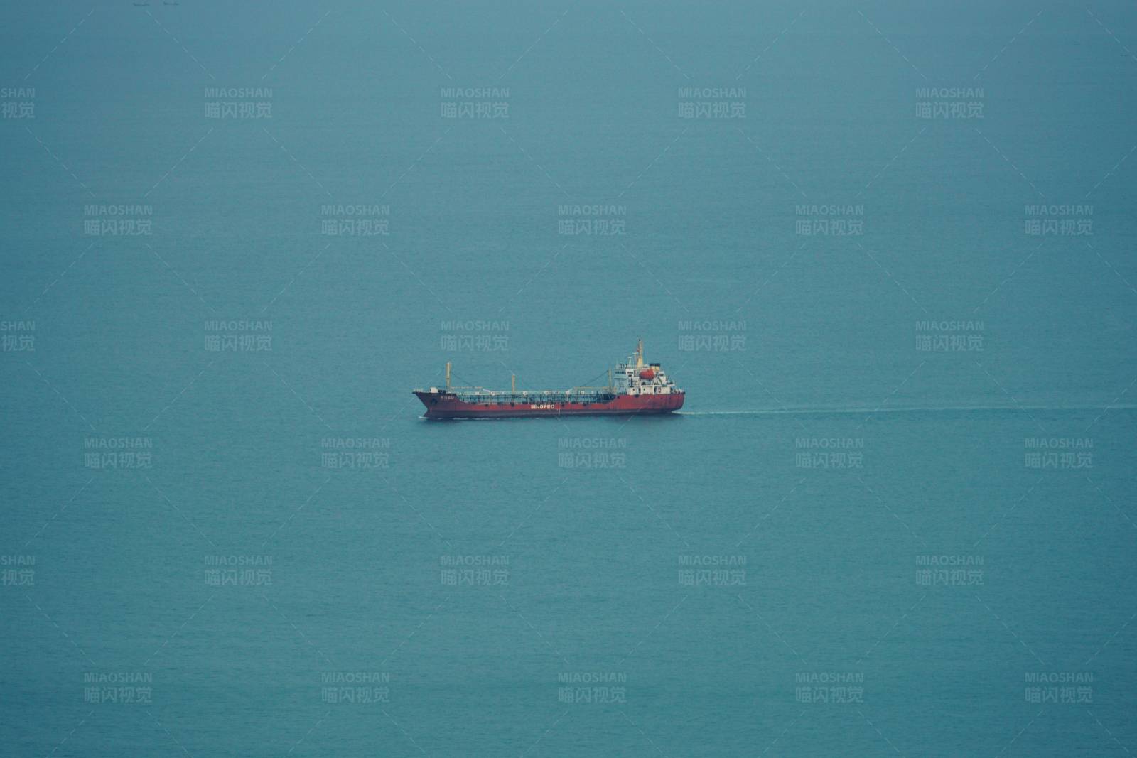 孤船航行在蔚蓝大海图片