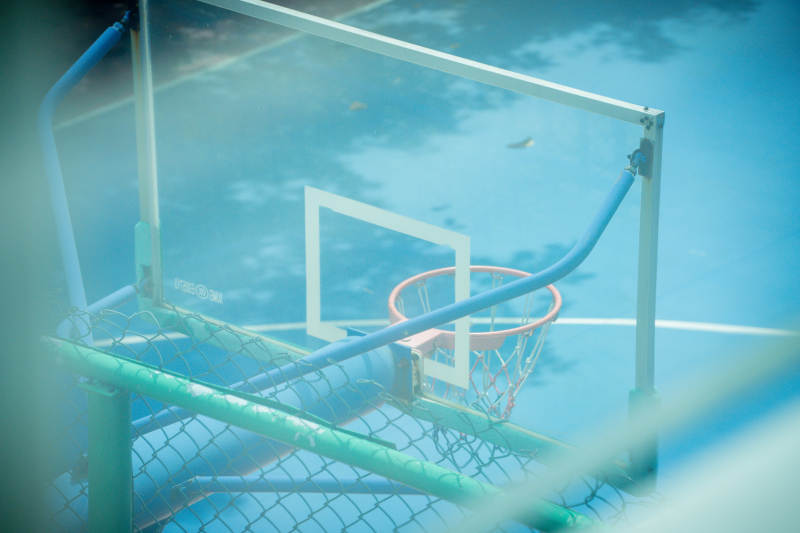 篮球场上的蓝色梦幻图片