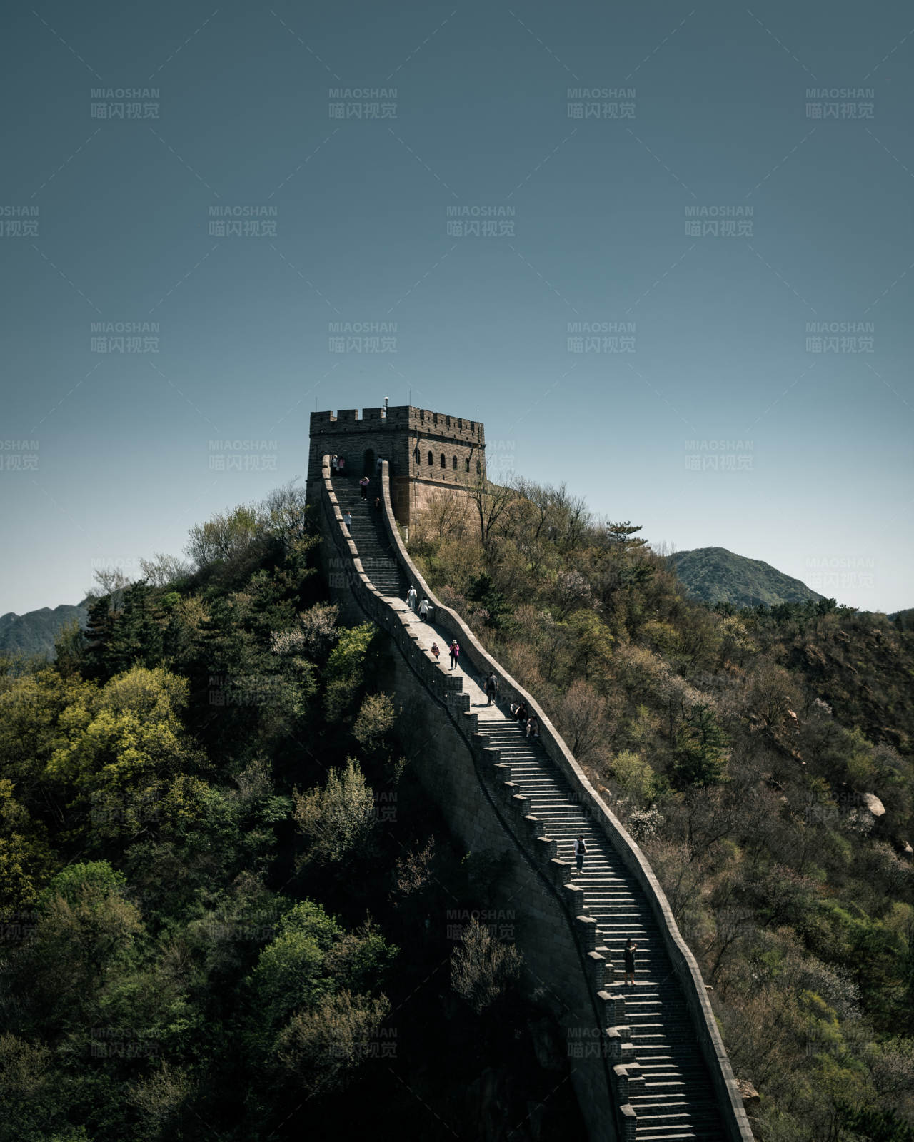 长城蜿蜒山间图片