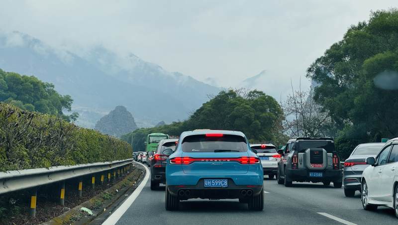 高速公路上的蓝色汽车图片