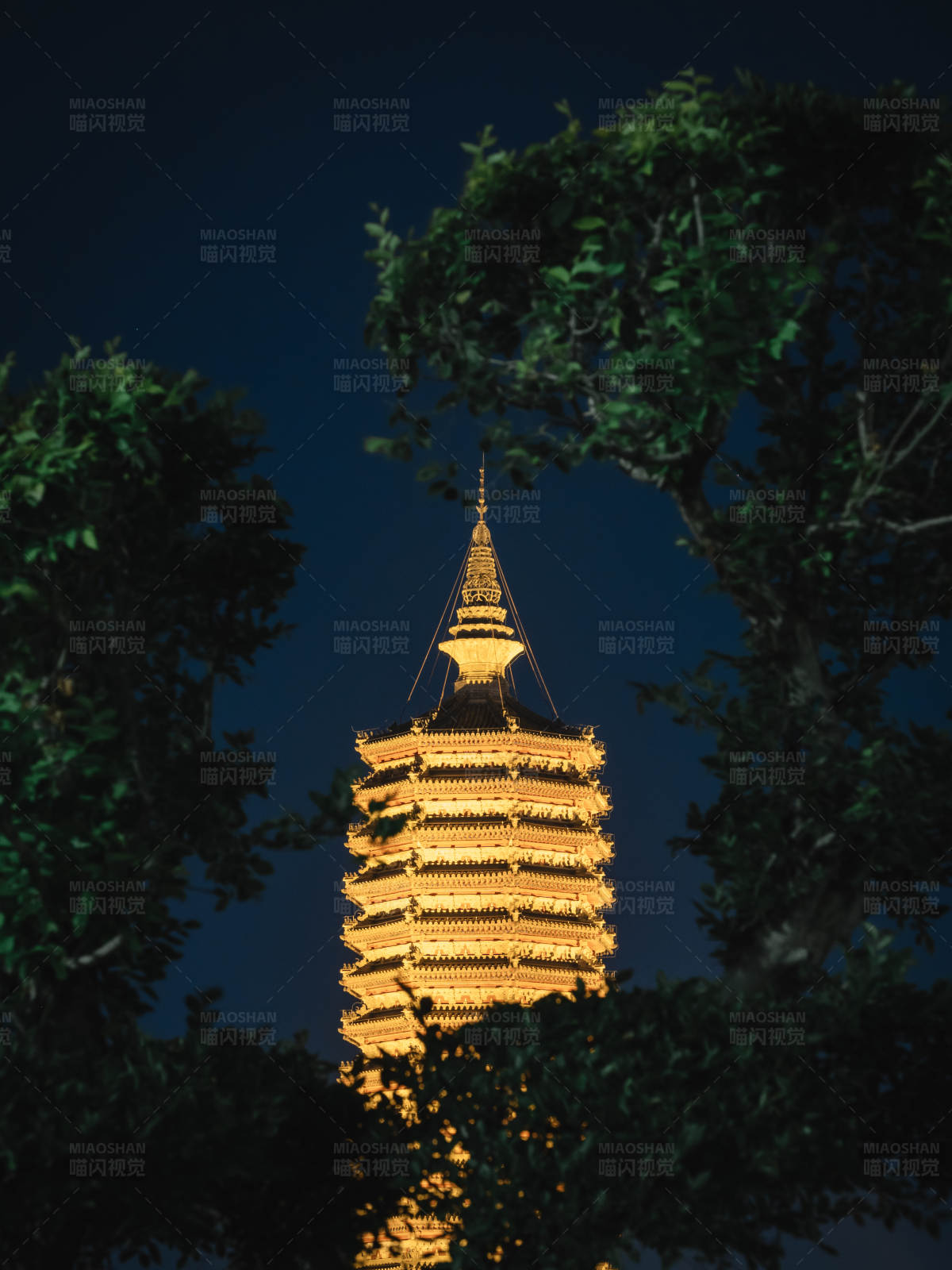 北京夜晚的金色燃灯塔图片